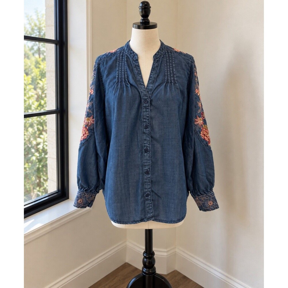 CHICO'S Embroidered Blue Denim Chambray Tunic Top Size 1 (8) Boho Cottagecore